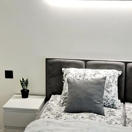 Lägenhet Comfortable Flat With Garden, Self Check-in, Parking Free