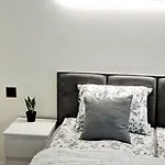 Апартаменты Comfortable Flat With Garden, Self Check-in, Parking Free